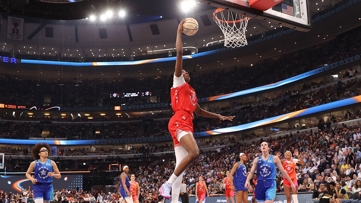 Ο Dominique Malonga από το Seattle Storm έγινε ο νεότερος παίκτης που έκανε ντάνκ στην ιστορία του WNBA All-Star Game