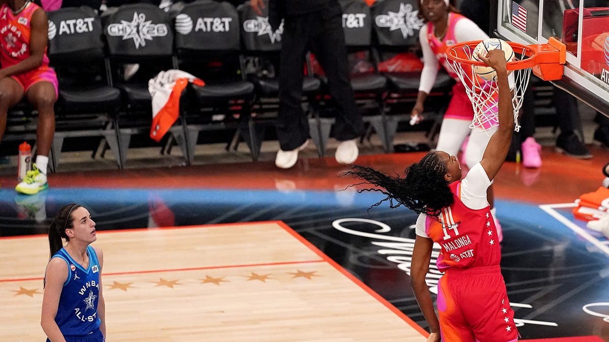 Dominique Malonga dunks the ball