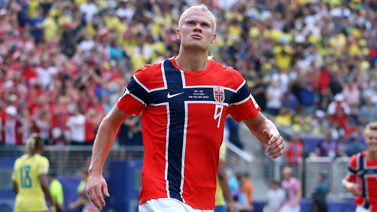 Erling Haaland looks up connected pitch