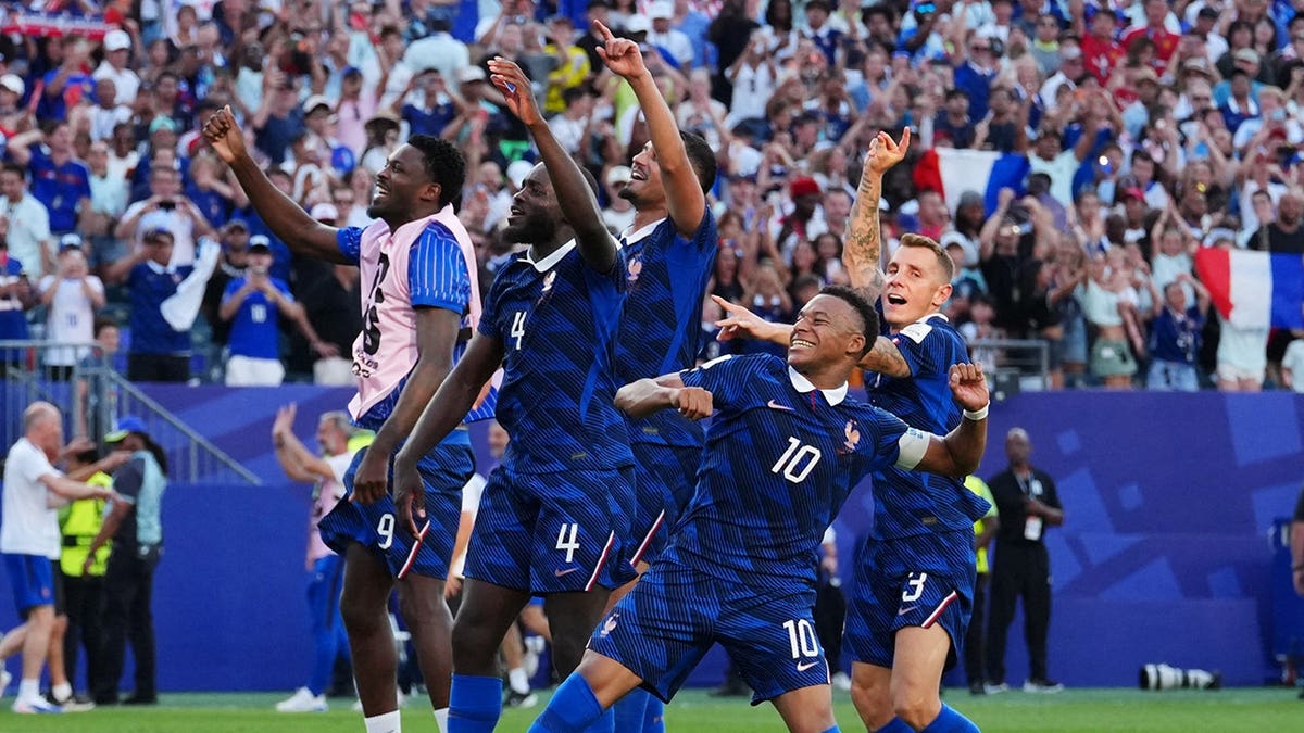 SOCCER-WORLDCUP-PRY-FRA/