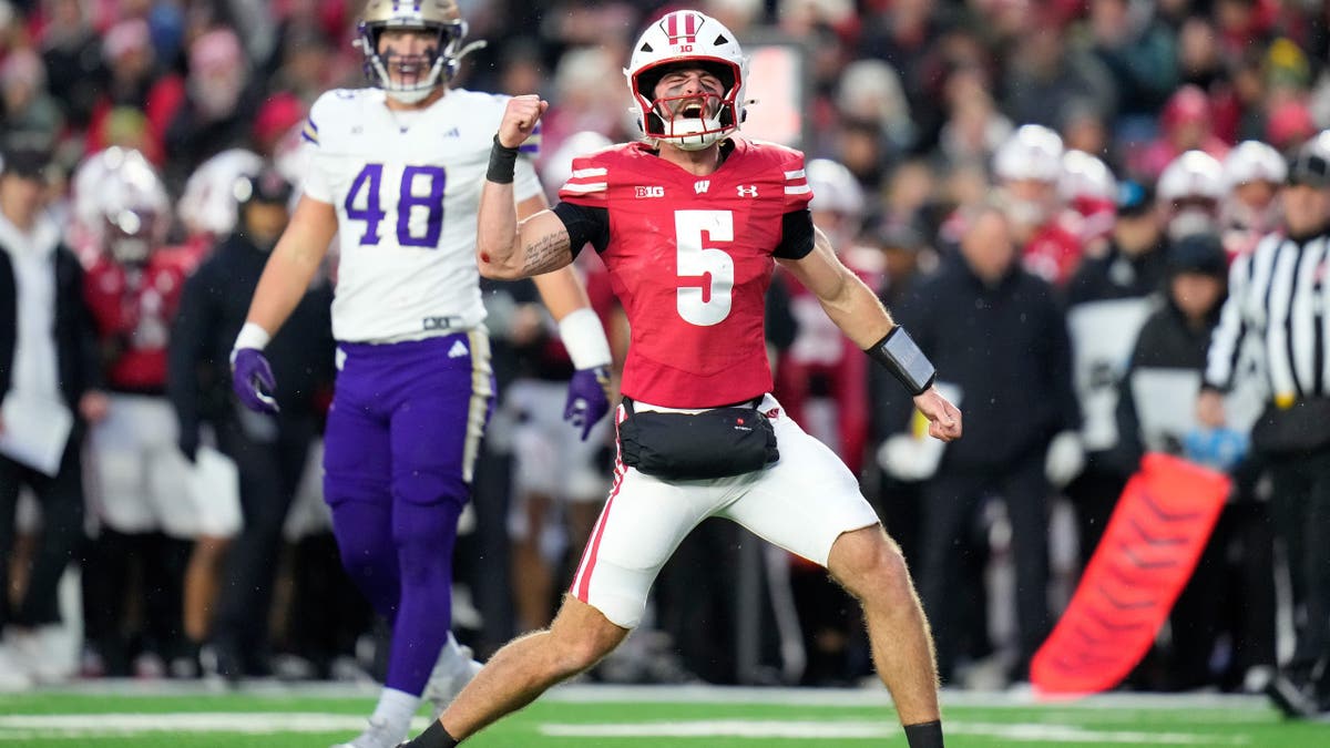 MADISON, WISCONSIN – 8 DE NOVIEMBRE: Carter Smith # 5 de los Wisconsin Badgers reacciona después de correr para un primer intento en el segundo cuarto contra los Washington Huskies en el estadio Camp Randall el 8 de noviembre de 2025 en Madison, Wisconsin. (Foto de John Fisher/Getty Images)