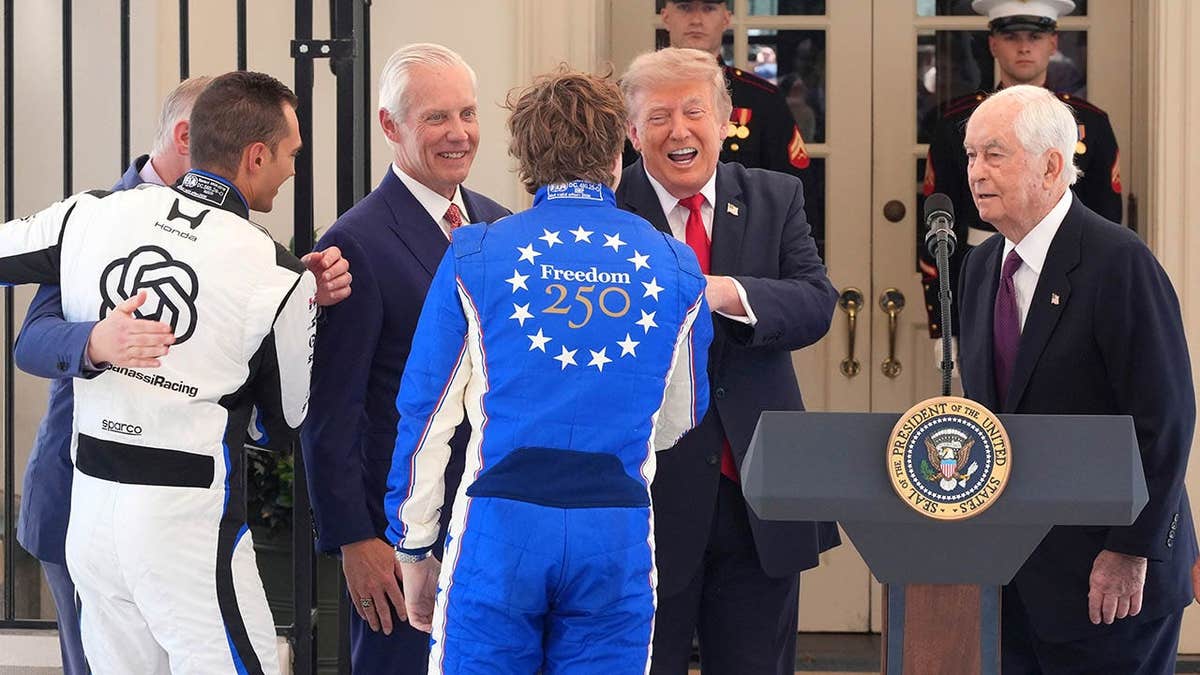 Prezident Donald Trump hovorí v Bielom dome s Alexom Palouom.