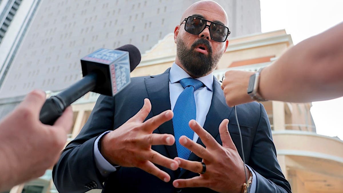Τα αδέρφια Tate θα παραμείνουν πίσω από τα κάγκελα προς το παρόν καθώς το Ηνωμένο Βασίλειο επιδιώκει την έκδοση με κατηγορίες βιασμού και εμπορίας