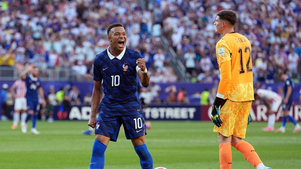 SOCCER-WORLDCUP-PRY-FRA/