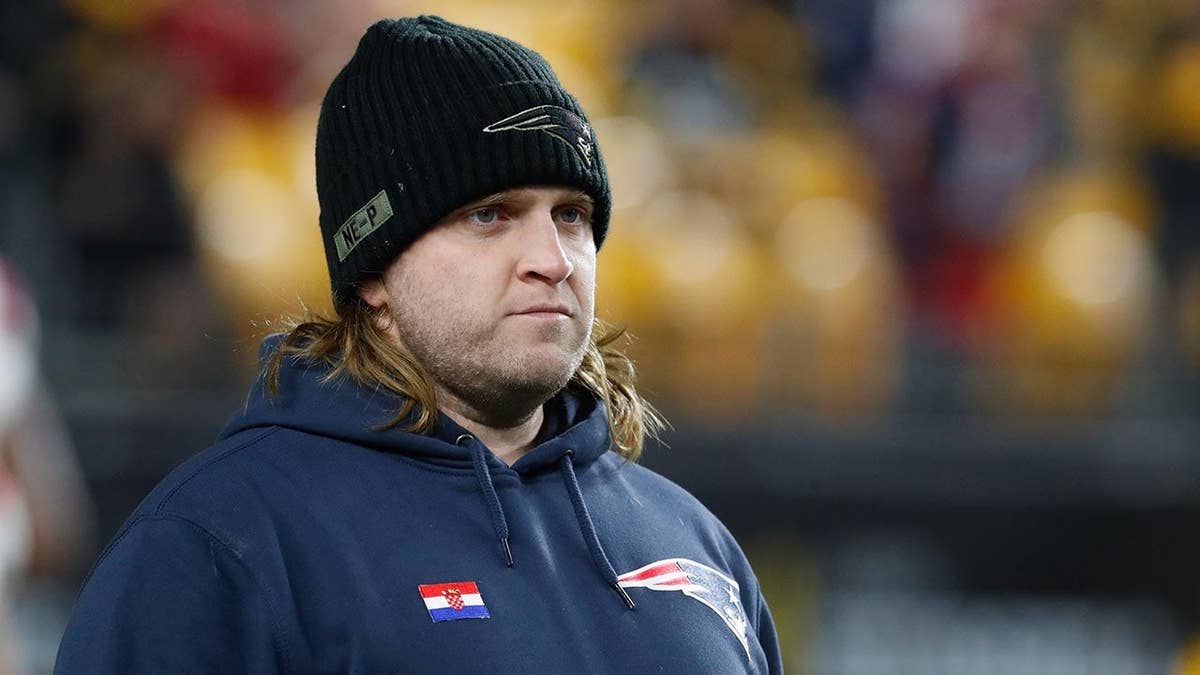 Steve Belichick observa antes de un partido en el Acrisure Stadium.