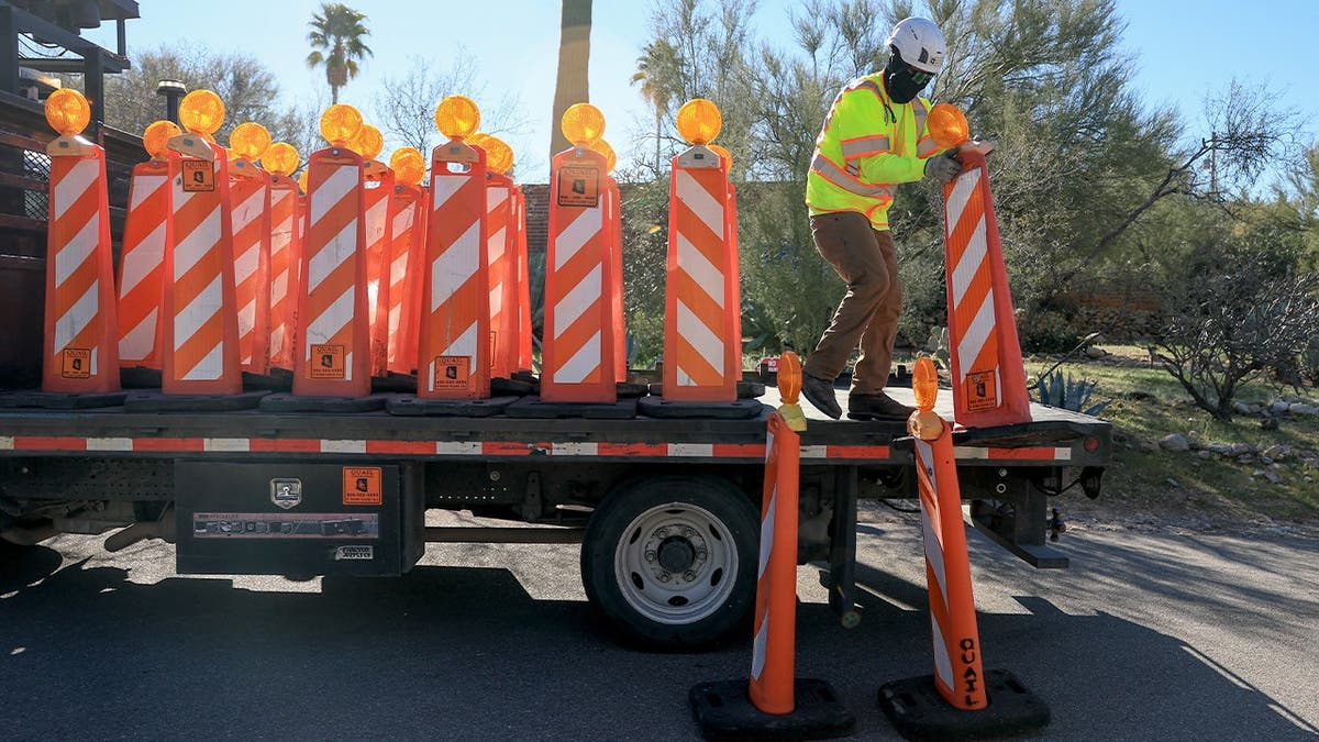 Unos trabajadores retiran las vallas que hay delante de la casa Nancy