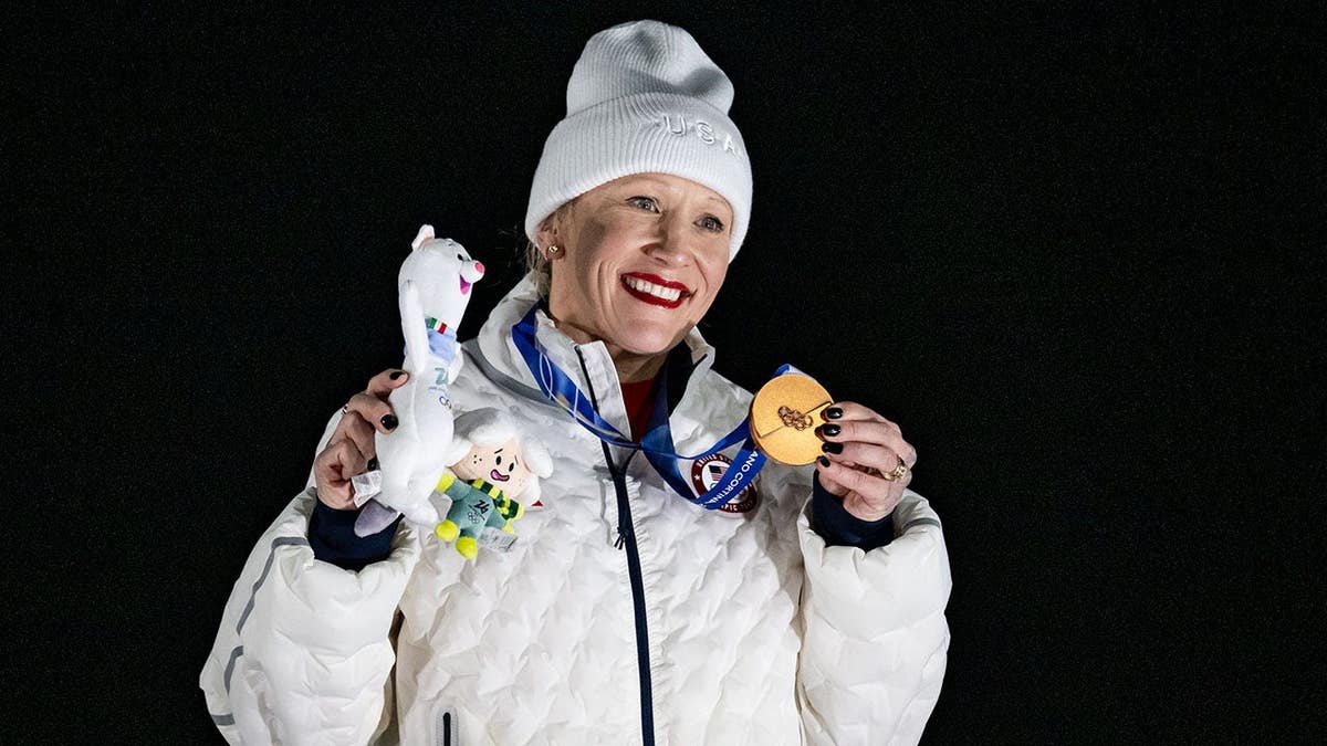 Kaillie Humphries, del equipo de EE. UU., celebra durante la ceremonia de entrega de medallas del monobob femenino en los Juegos Olímpicos de Invierno de 2026.