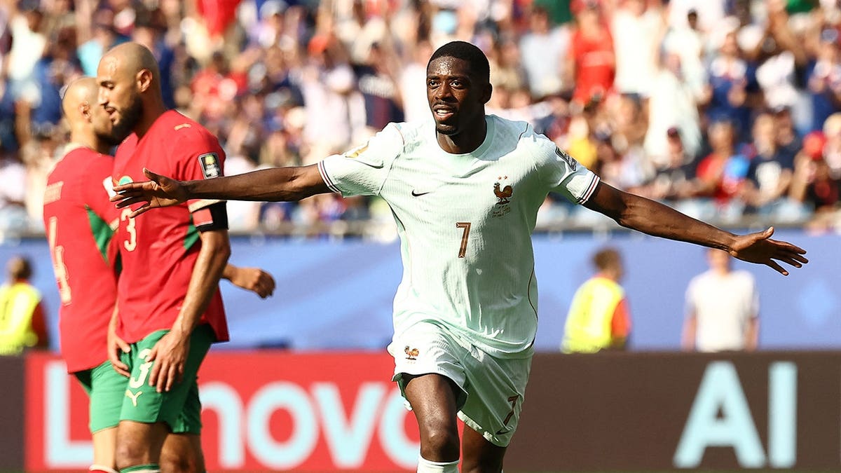 Ousmane Dembélé oslavuje gól