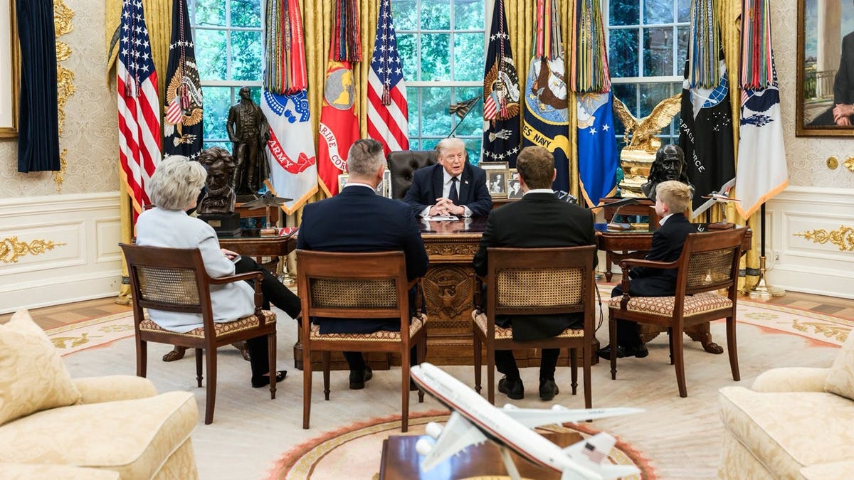 donald trump meeting in oval office with spencer pratt and susie wiles