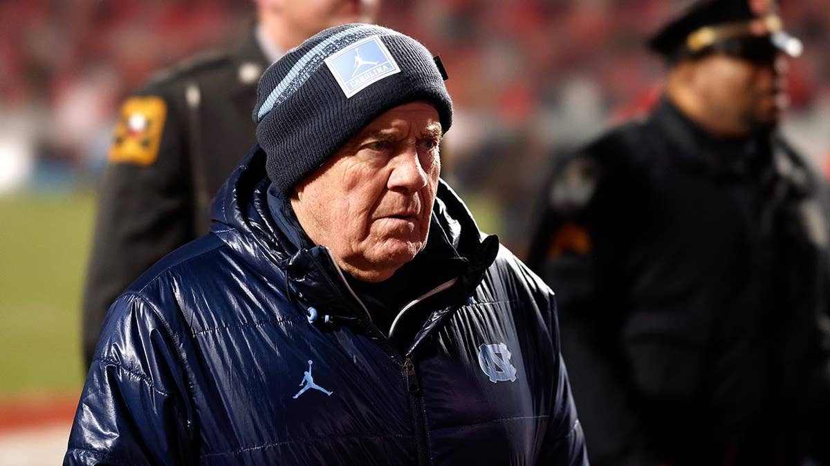 Bill Belichick sale del campo en el estadio Carter-Finley.
