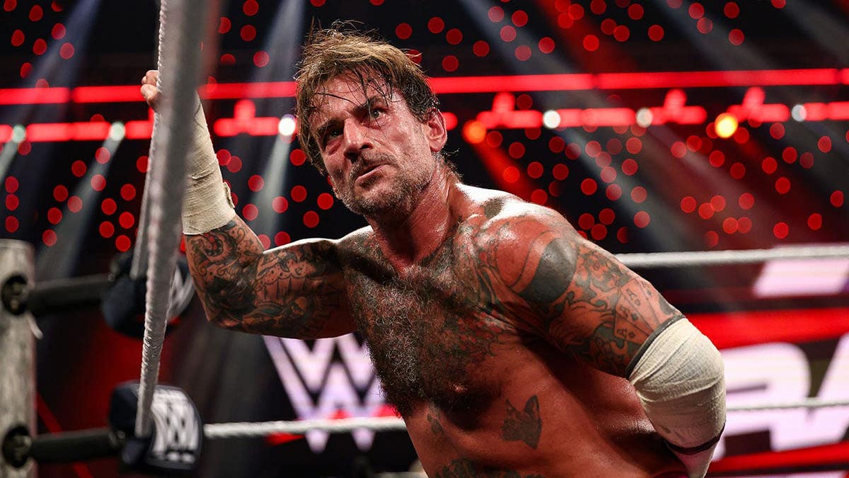 CM Punk sa pozerá počas Monday Night RAW v Allstate Arena v Chicagu, Illinois.