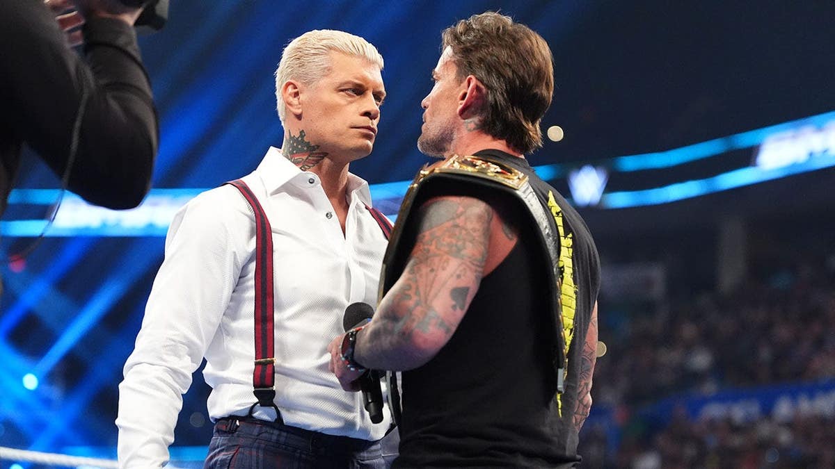 Cody Rhodes y CM Punk se enfrentan en el Paycom Center.
