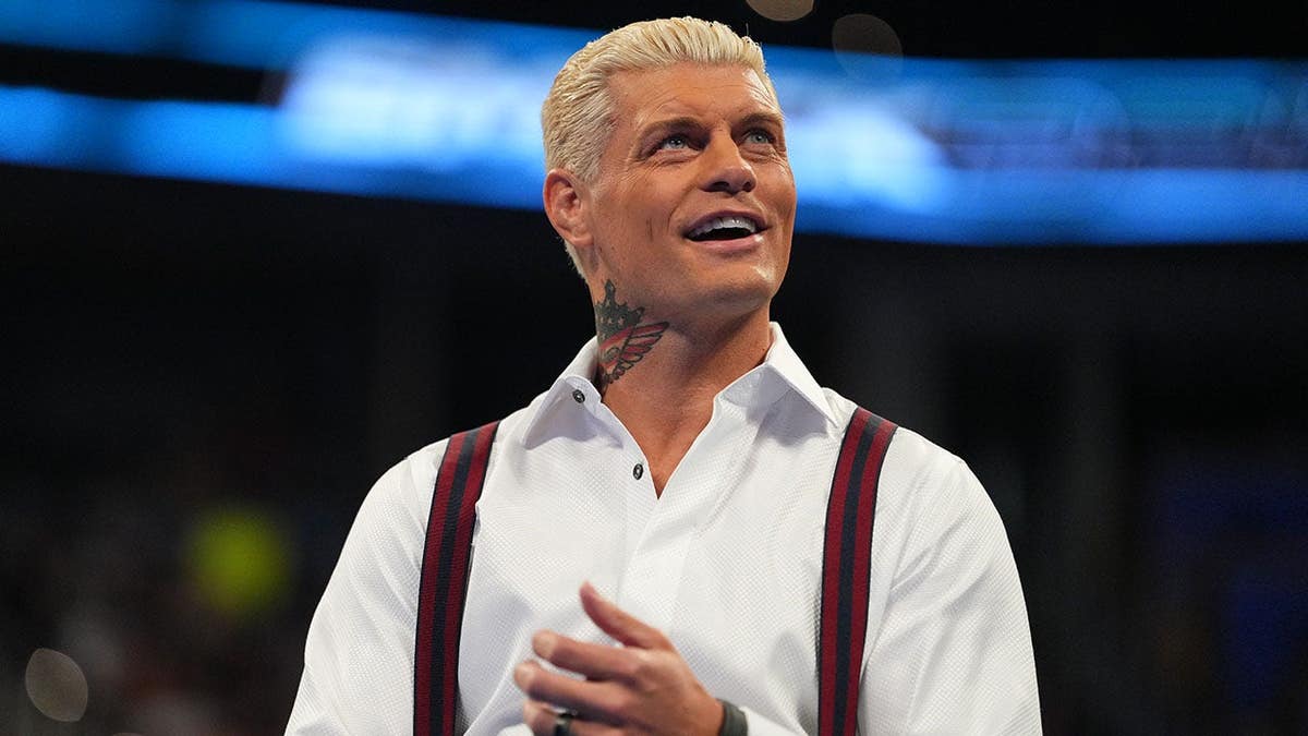 Cody Rhodes observa lo que pasa durante el SmackDown en el Paycom Center.