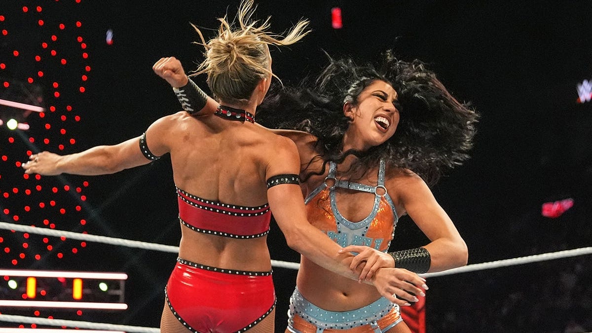Indi Hartwell oblieka Maxine Duper počas pondelkovej noci RAW v Bell Center v Montreale.