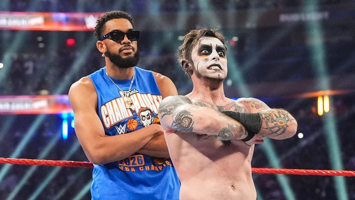 Anthony y Danhausen observan desde el ring del Madison Square Garden.