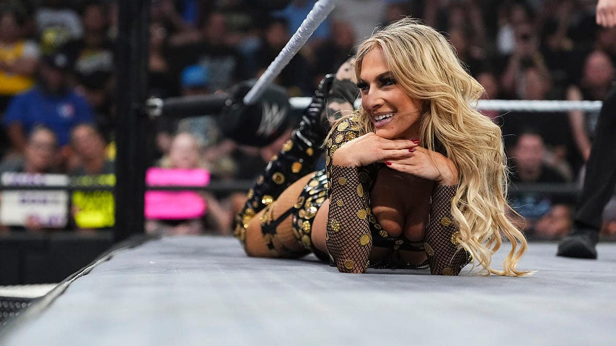 Karmen Petrovic sa prizerá počas NXT vo WWE Performance Center v Orlande na Floride.