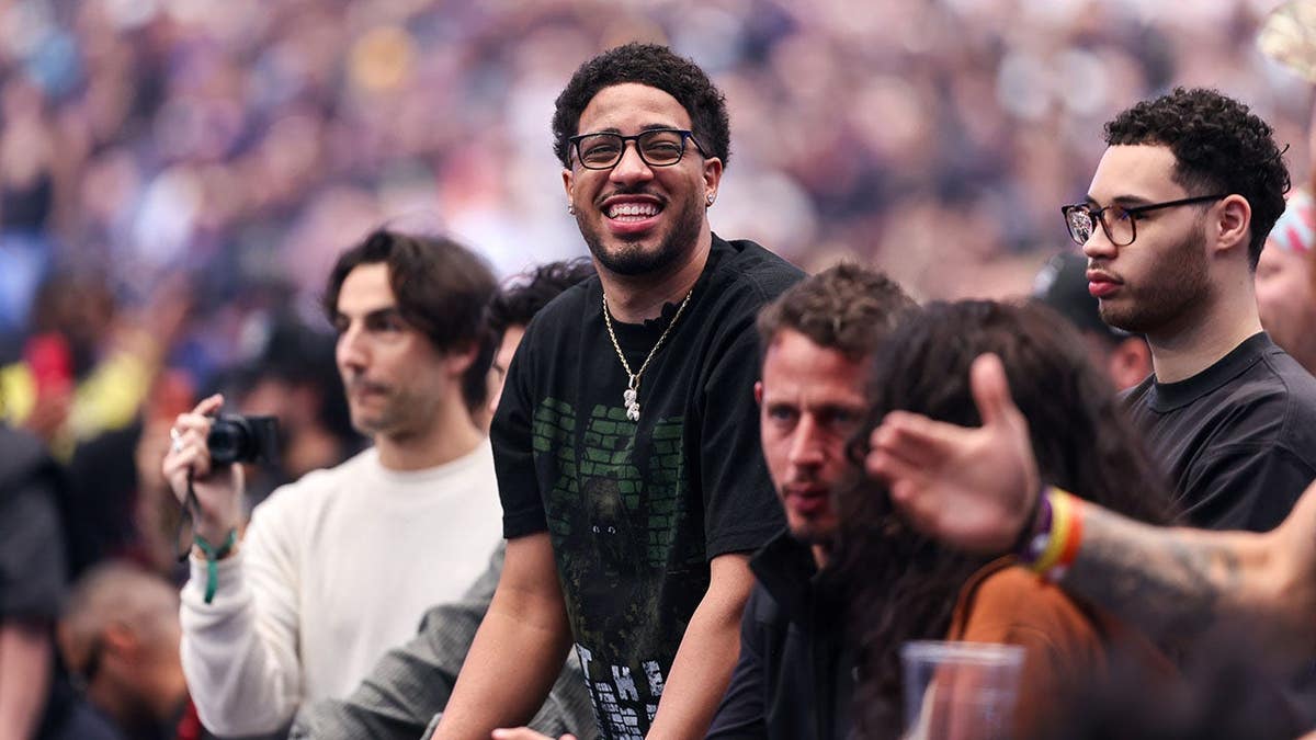 Tyrese Haliburton está entre el público en el Allegiant Stadium.