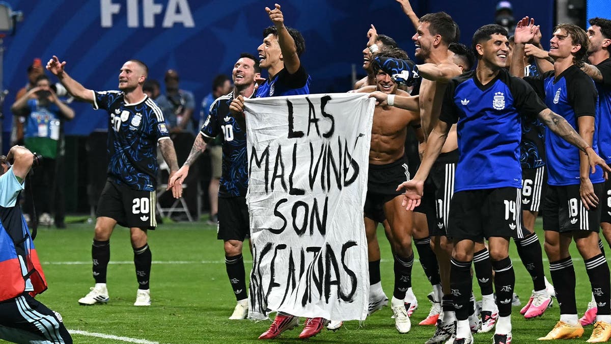 Argentina players withg banner