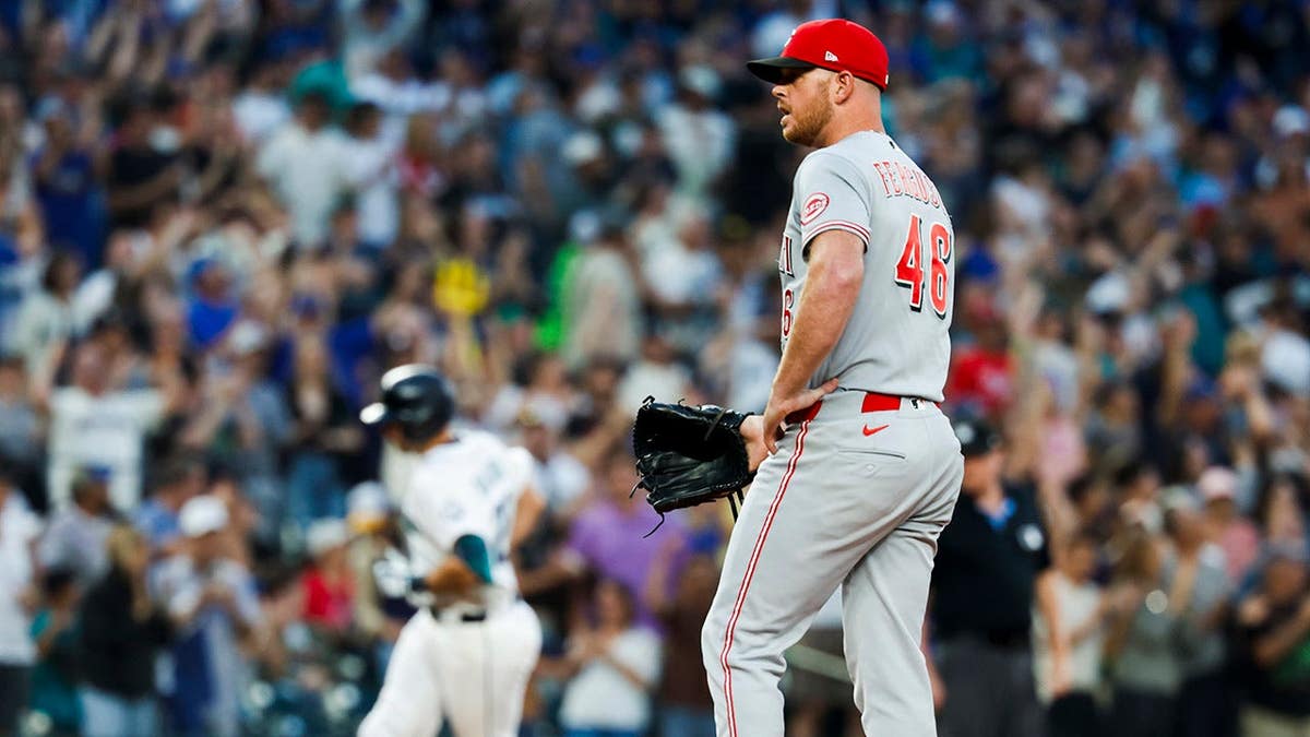 Cincinnati Reds pitcher rips 'f—ing fata–' umpire for getting in defender's way on ground ball Cincinnati Reds pitcher rips 'f—ing fata–' umpire for getting in defender's way on ground ball
