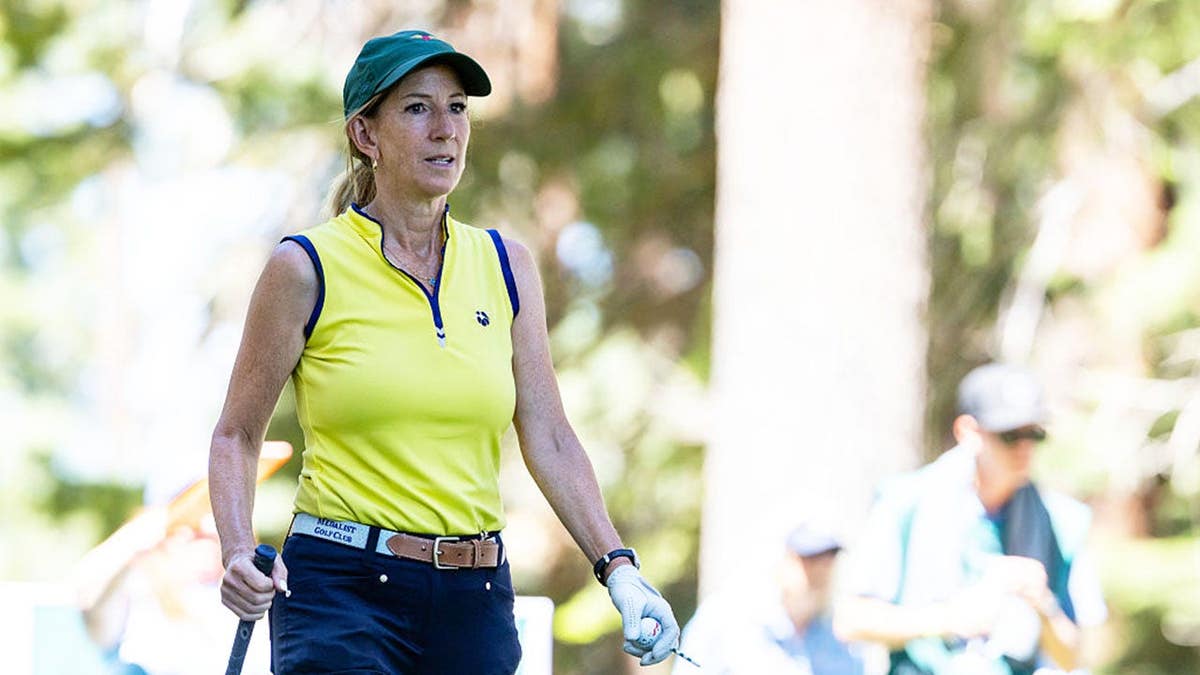 Cathy Engelbert camina por el campo de golf durante el American Century Championship.