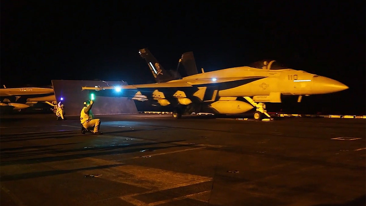 Un avión de combate del ejército estadounidense despega de un portaaviones para apoyar la Operación «Epic Fury» contra Irán