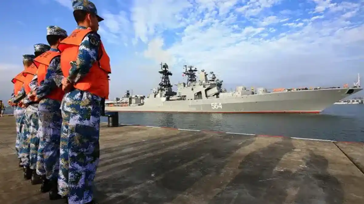 Chinese servicemembers welcome a ship into port