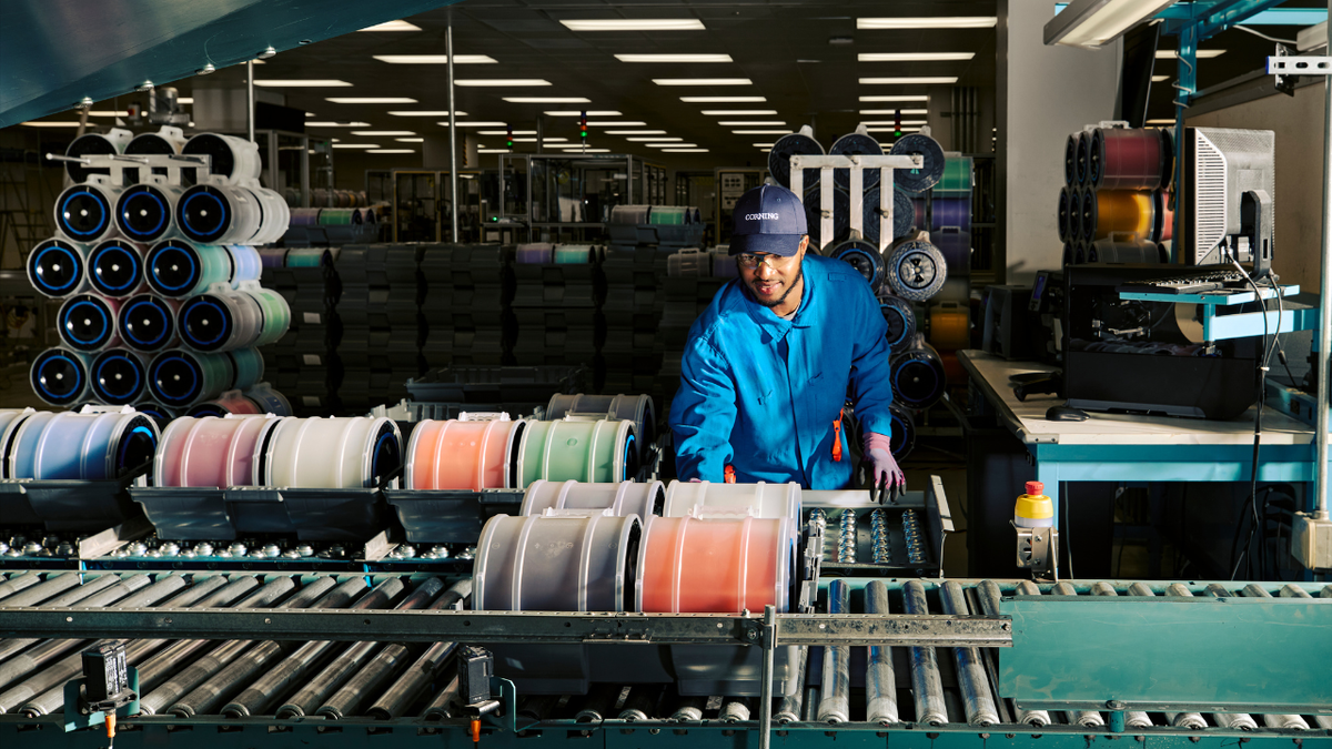 Um técnico da Corning inspeciona a fibra óptica antes de passar para a próxima etapa de produção.