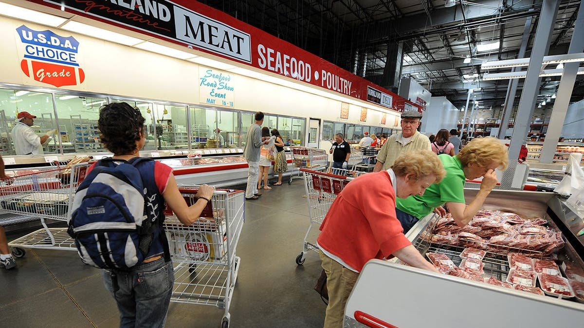 La gente compra dentro de una tienda Costco.
