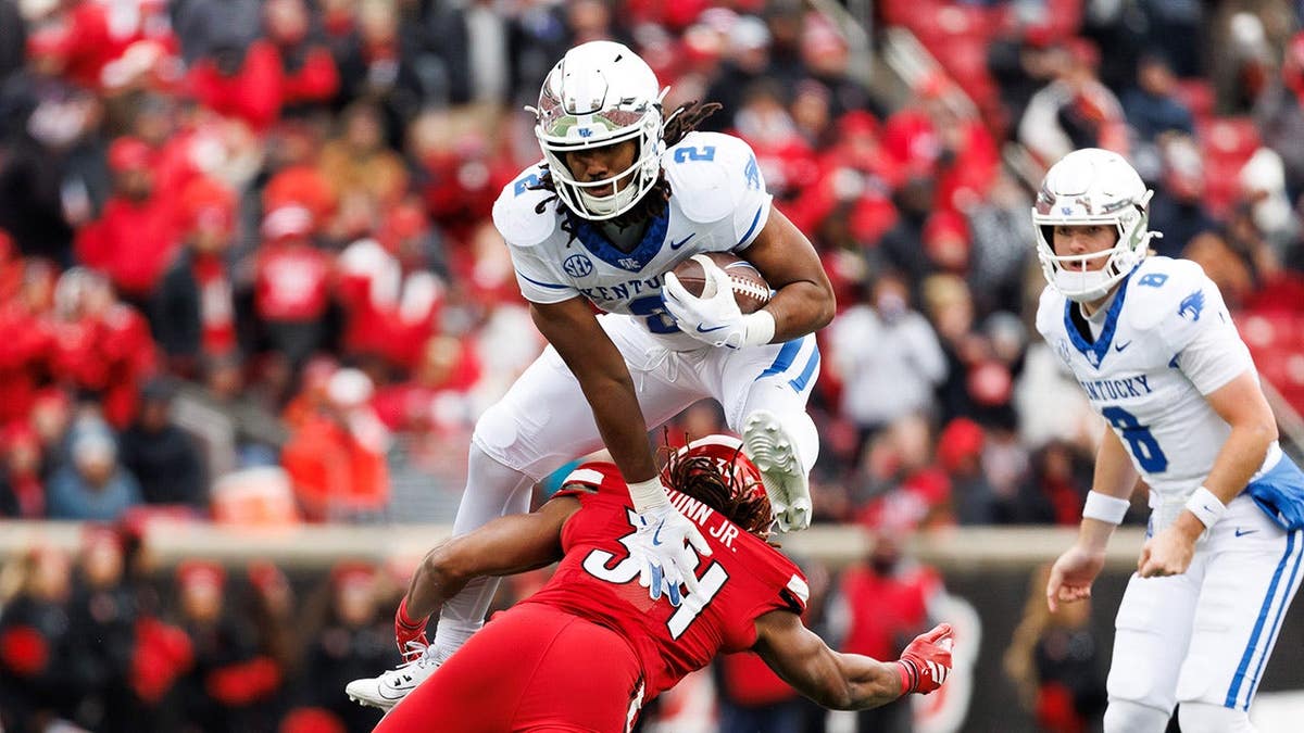 Georgia RB Dante Dowdell hurt in ATV accident, has serious injuries 3 Dante Dowdell of Kentucky hurdling T.J. Quinn Jr. of Louisville during a football game.