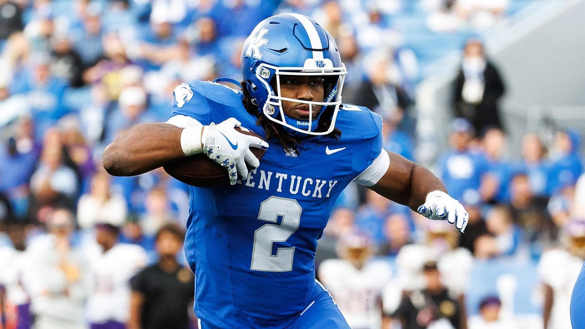 Georgia RB Dante Dowdell hurt in ATV accident, has serious injuries 4 Dante Dowdell runs with the ball during a football game at Kroger Field.
