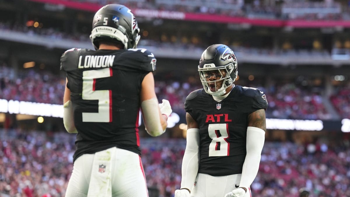 Atlanta Falcons TE Kyle Pitts Sr. celebrates with WR Drake London after catching a touchdown vs. the Arizona Cardinals at State Farm Stadium.