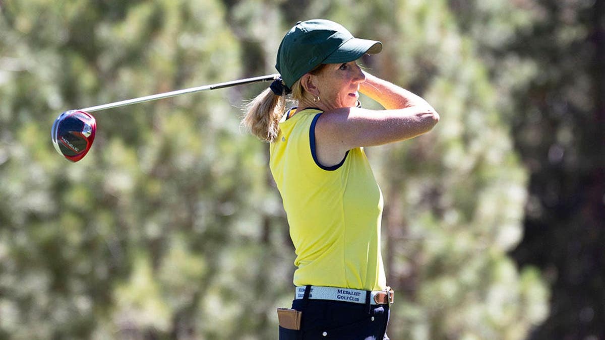 Cathy Engelbert da el primer golpe en un campo de golf en Stateline, Nevada.