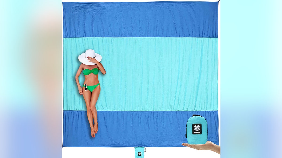 Just shake this blanket to help it dry quickly and get rid of built-up sand.