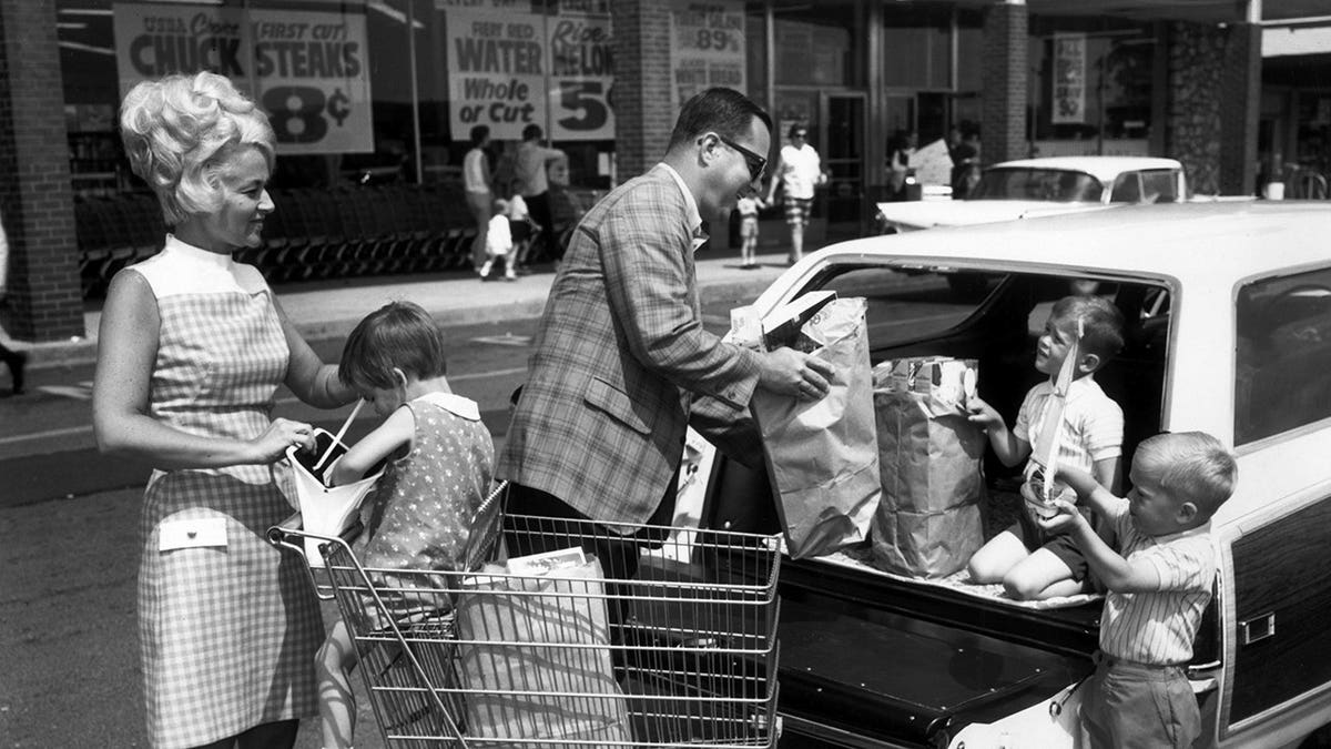 family-loading-grocieries-car-1960s.jpg?ve=1&tl=1