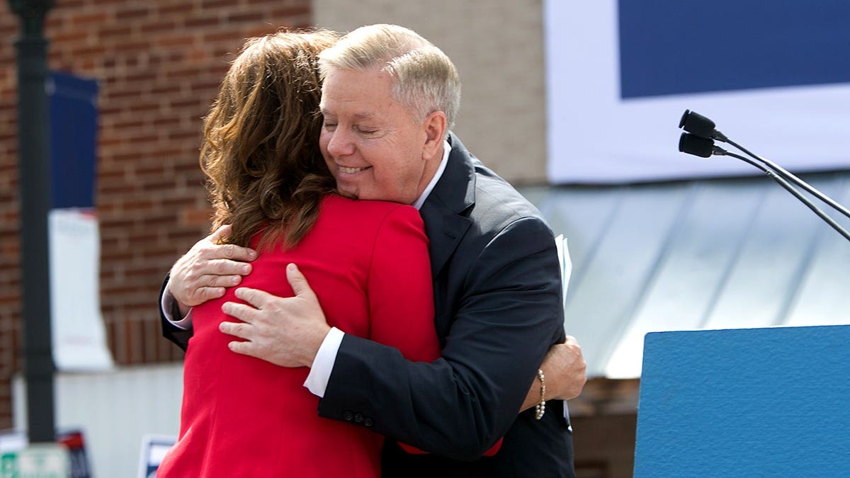 El senador Lindsey (republicano por Carolina del Sur) abraza a su hermana Darline Graham Nordone