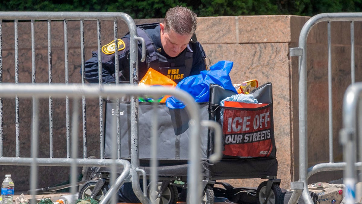 Un agente federal investiga el lugar de los hechos después de que un artefacto incendiario explotara frente al número 26 de Federal Plaza, en el Bajo Manhattan, a primera hora del lunes en la ciudad de Nueva York.