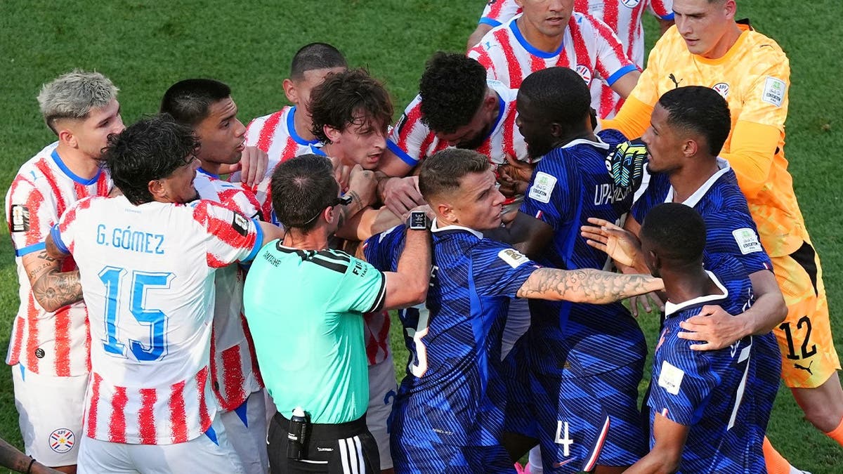 Empujones entre los jugadores de Francia y Paraguay