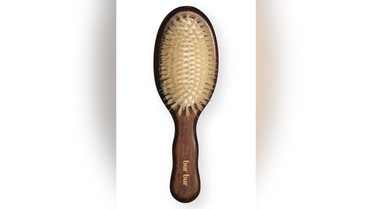 Boar bristles gently detangle and boost shine.
