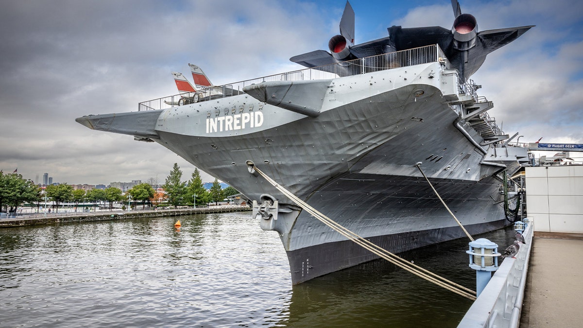 Intrépido barco museo flotando en el río Hudson