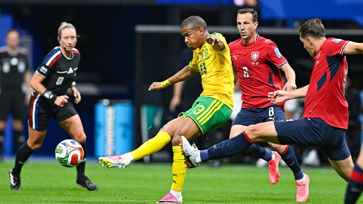 Jayden Adams pasa durante un partido de fútbol en Atlanta.