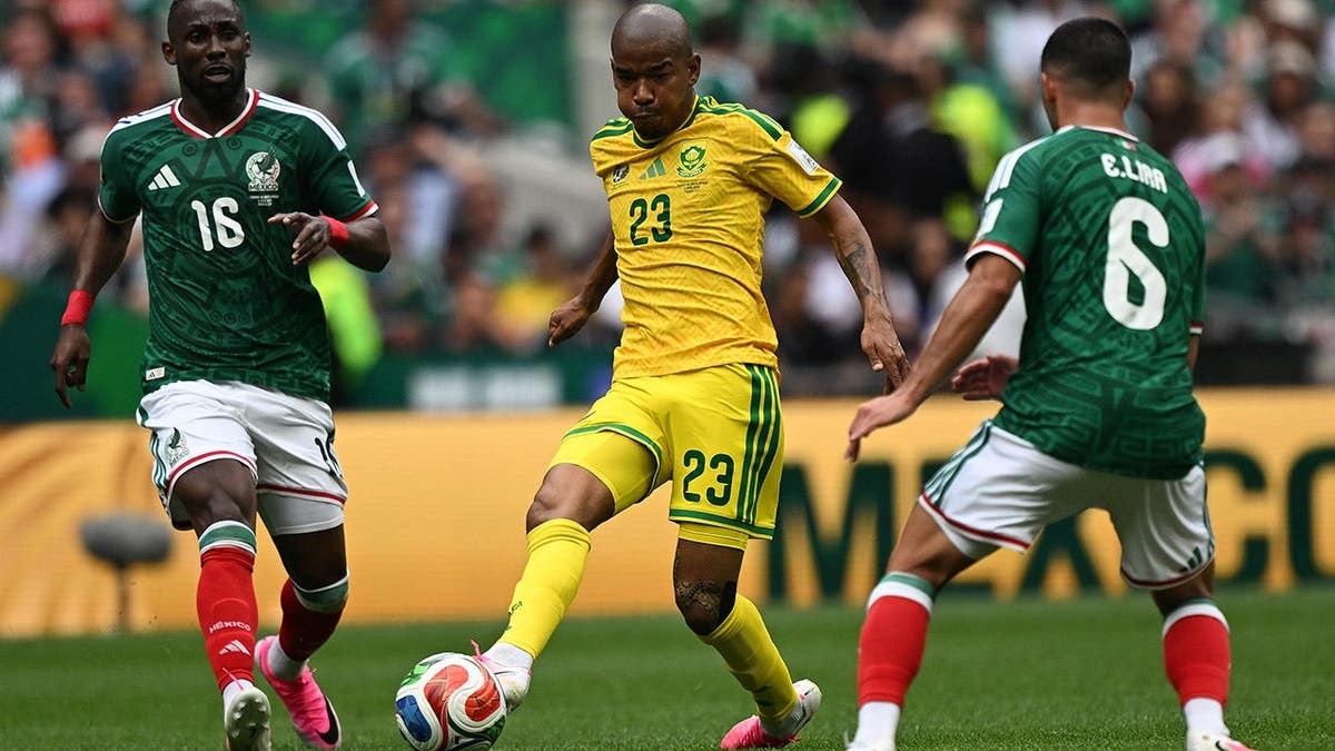 Jayden Adams de Sudáfrica compite durante un partido de fútbol en la Ciudad de México.