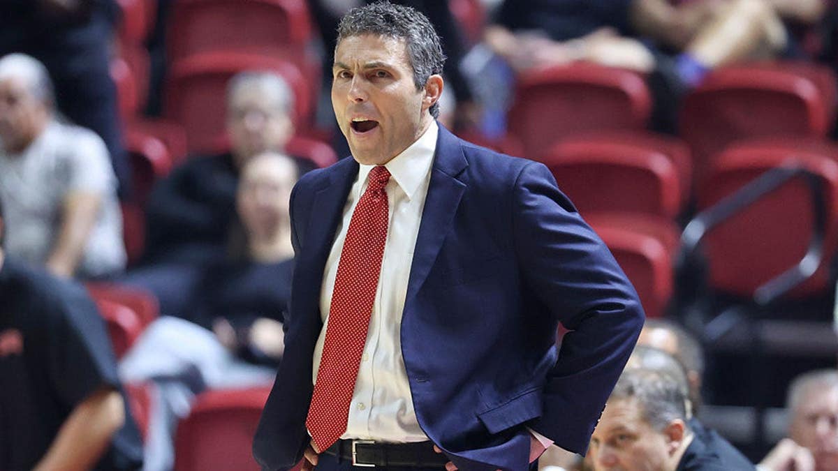 トーマス＆マック・センターでの試合を観戦するUNLVヘッドコーチのジョシュ・パスナー氏。