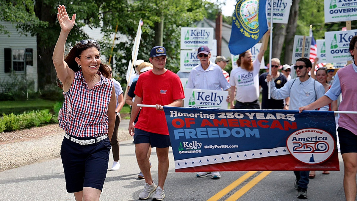 La gobernadora de New Hampshire, Kelly Ayotte, desfila en el desfile del 4 de julio