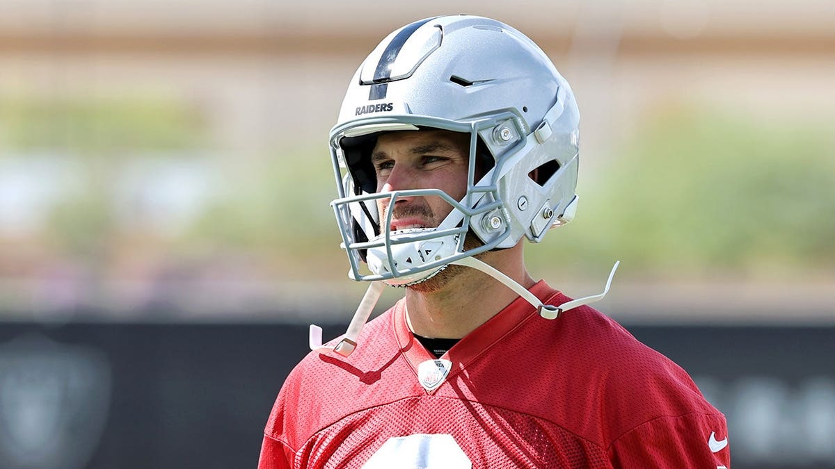 Kirk Cousins practices during an OTA offseason workout at Raiders headquarters.