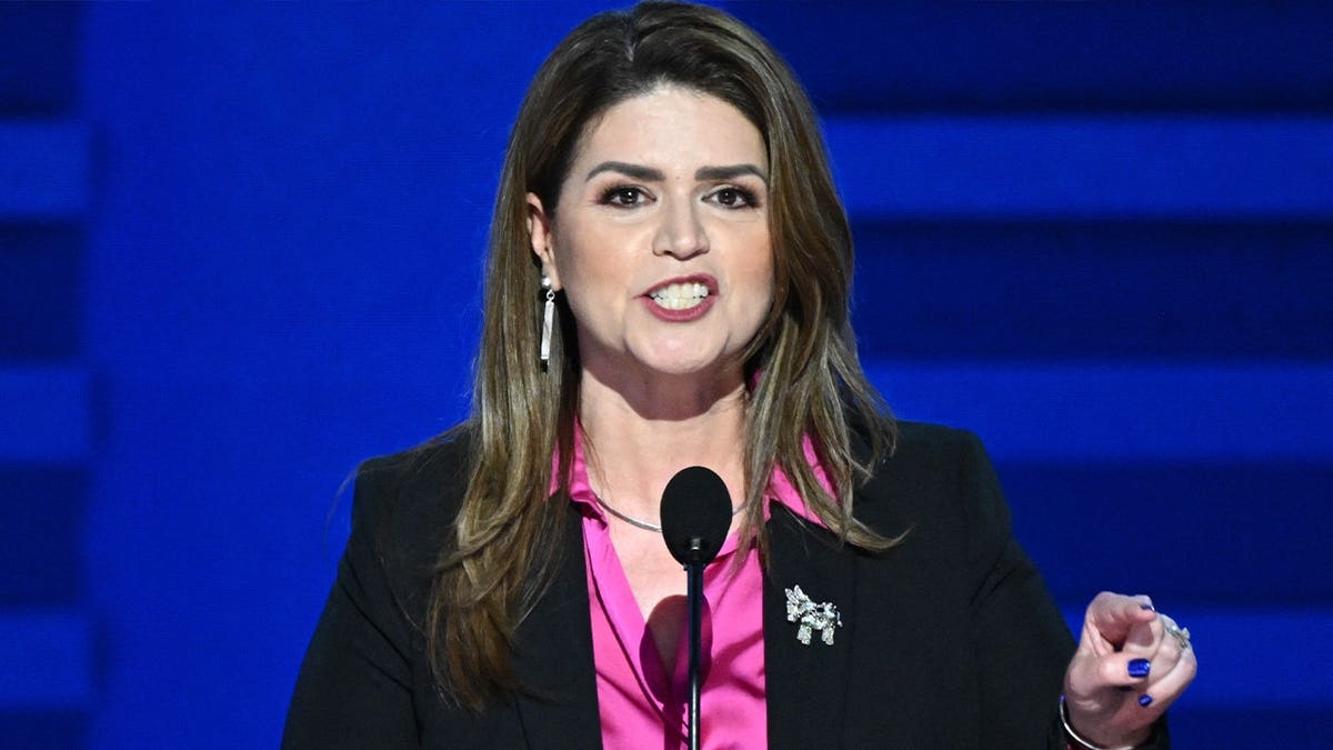 Regina Romero habla en la convención