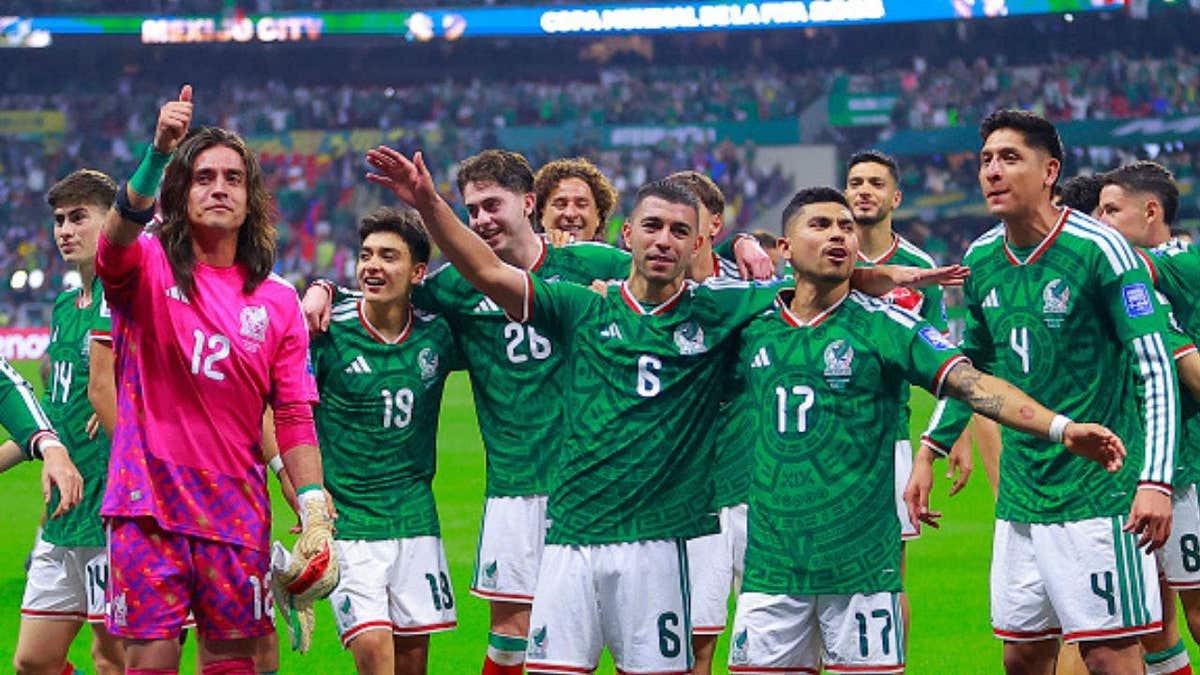 México celebra con sus aficionados tras vencer a Ecuador por 2-0 y clasificarse para los octavos de final del Mundial en Ciudad de México. (Foto de César Gómez/JamGetty Images)