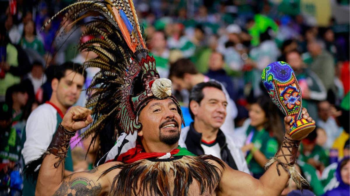 Los aficionados al fútbol mexicanos celebran en un partido del Mundial mientras los sensores sísmicos detectan temblores provocados por la multitud.
