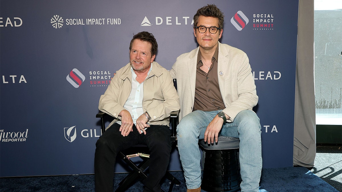 Michael . Fox y John en la alfombra roja