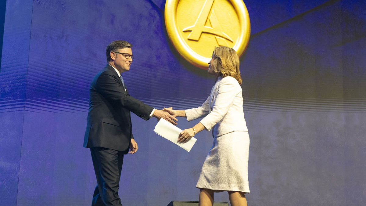 El presidente de la Cámara de Representantes, Mike , republicano por Luisiana, estrechando la mano a la presidenta de Alliance Defending Freedom, Kristen Waggoner