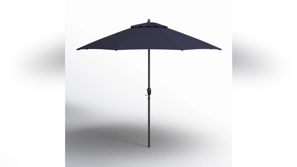 This umbrella automatically tilts with the hand crank.
